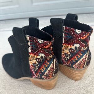 Toms Black Ankle Boots with Multicolor Pattern